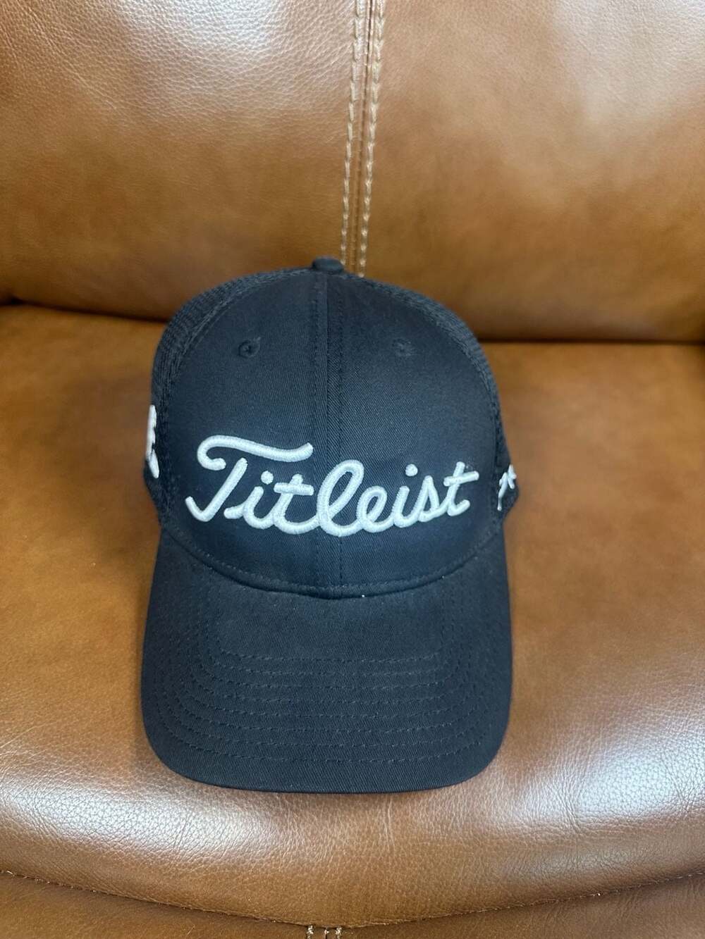 Titleist Golf Hat Medium-Large Black Mesh Pro V1
